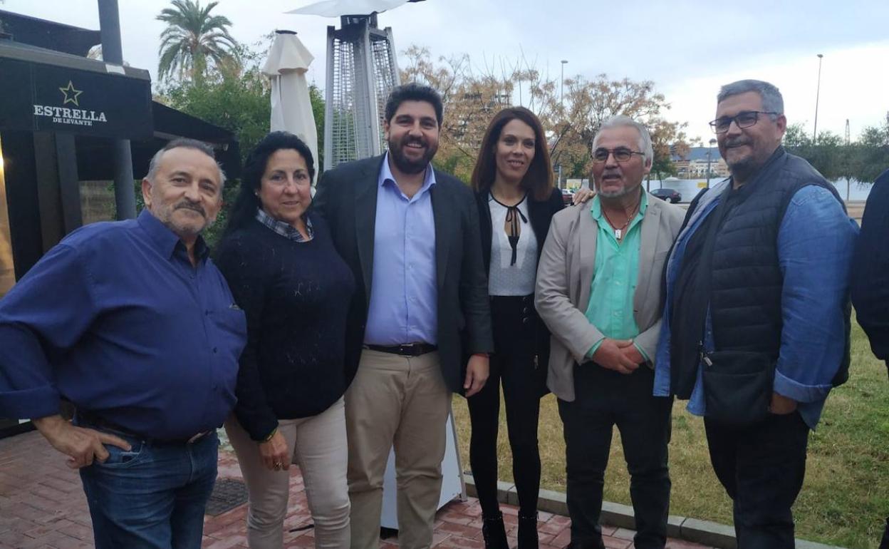 Juan Antonio Gómez, campeón nacional de jilguero; Juana Ballesteros, subcampeona del mundo de paloma a brazo; Fernando López Miras, presidente de la Región de Murcia; Fini Soriano, campeona nacional de caza menor con perro; Francisco Bastida, presidente de la FCRM, y Juan Carlos Hernández, campeón nacional en bajo vuelo a perdiz con azor.