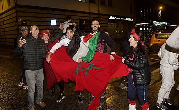 Galería. Los aficionados marroquíes salieron a la calle en Murcia. 
