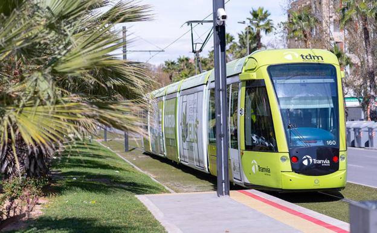 Imagen de archivo de un convoy del tranvía de Murcia.