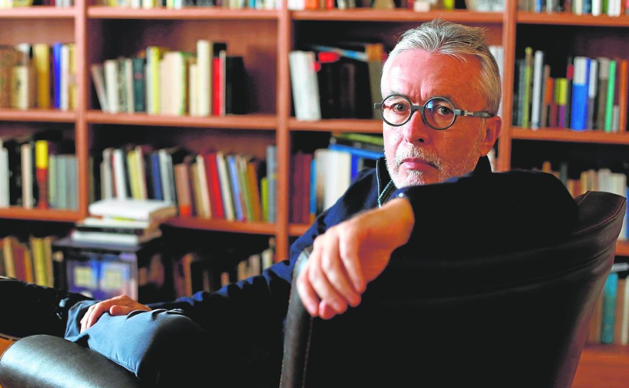 Francisco Gímenez Gracia, en su casa de Murcia. Este viernes presenta su nuevo ensayo, 'El fulgor del bronce'. 