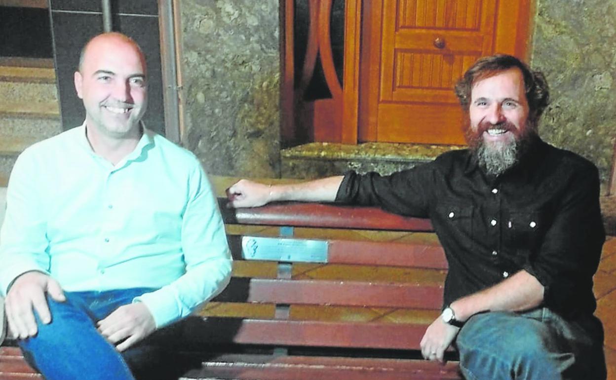 El alcalde Eliseo García y Fernando Navarro en el banco con su nombre 