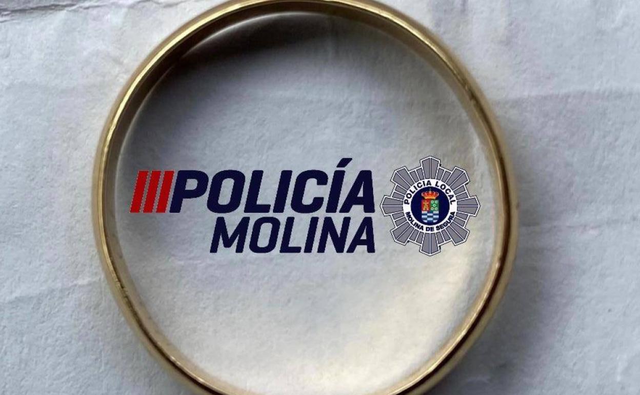 Alianza encontrada por la Policía Local de Molina en el aparcamiento de Mercadona. 