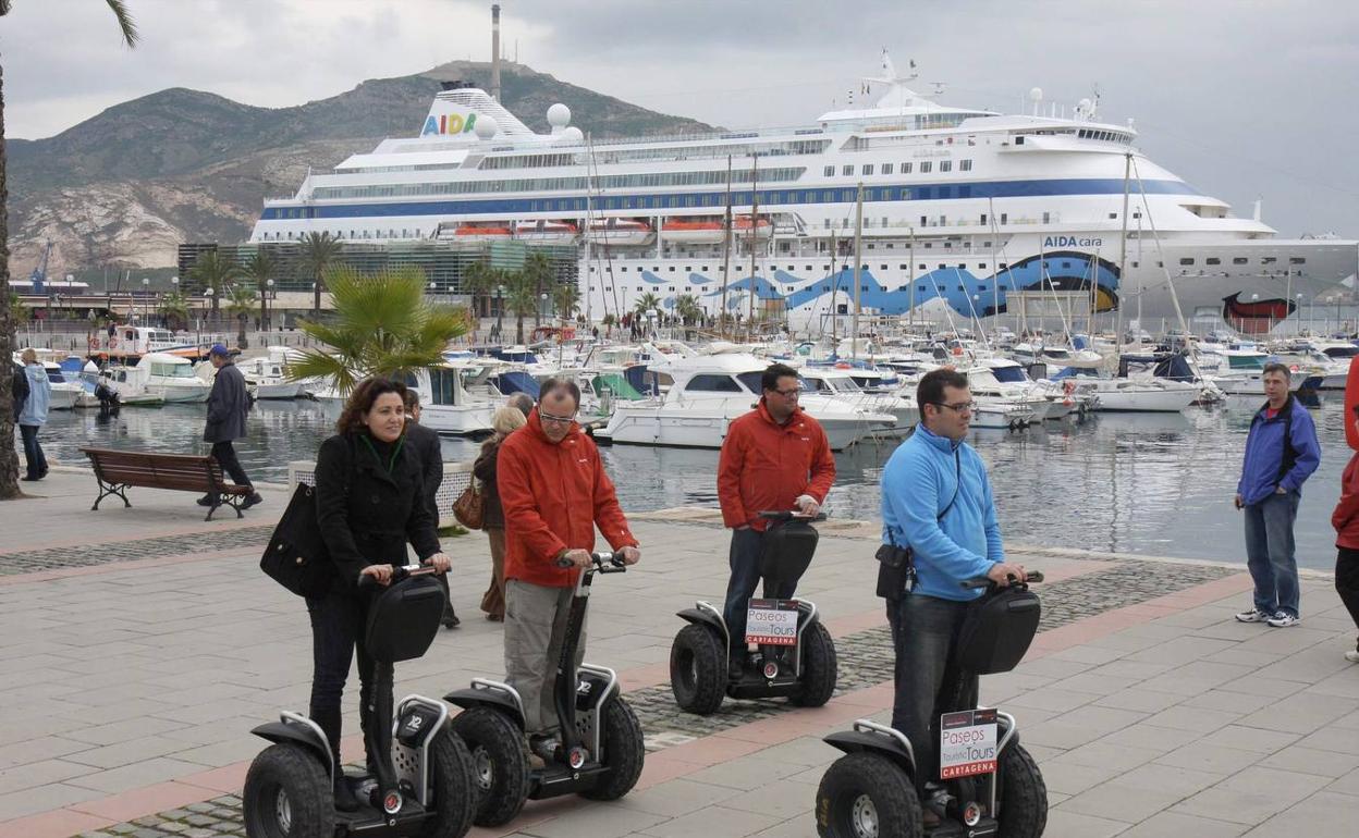 Turistas pasean por Cartagena en una imagen de archivo. 
