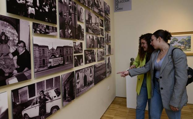 Dos mujeres contemplan parte de las imágenes de la exposición 'Memoria reciente de lo que somos'. 