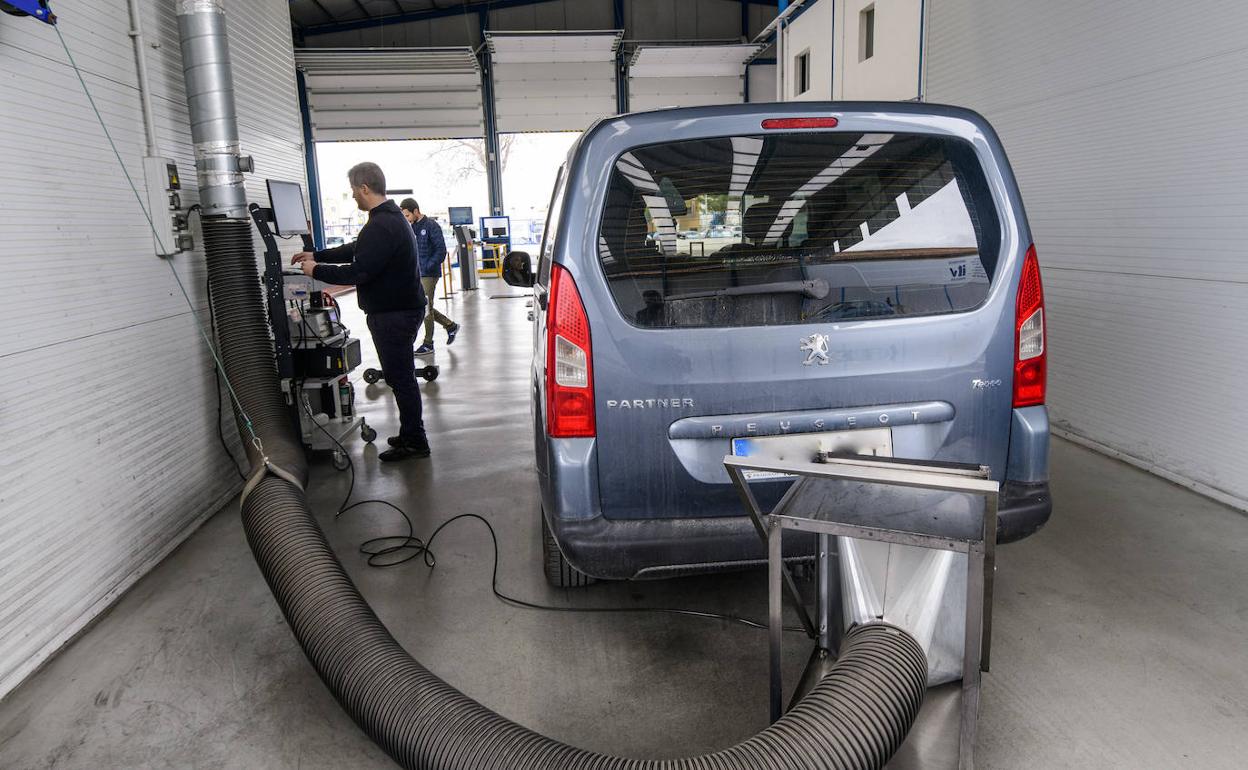 Un vehículo, durante la inspección en una ITV de Murcia. 