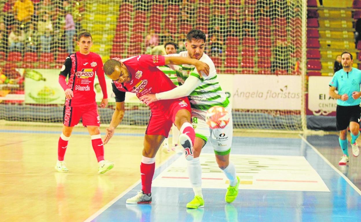 El jugador de ElPozo Leo Santana forcejea con Lucas Perin, en el partido del viernes. 