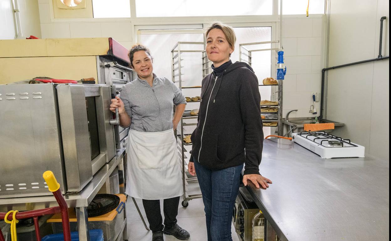 Luz Laveda y Eva Macho, dos de las ganadoras de El Gordo que recayó en Las Torres de Cotillas en 2019, el viernes en el Obrador de Luz.