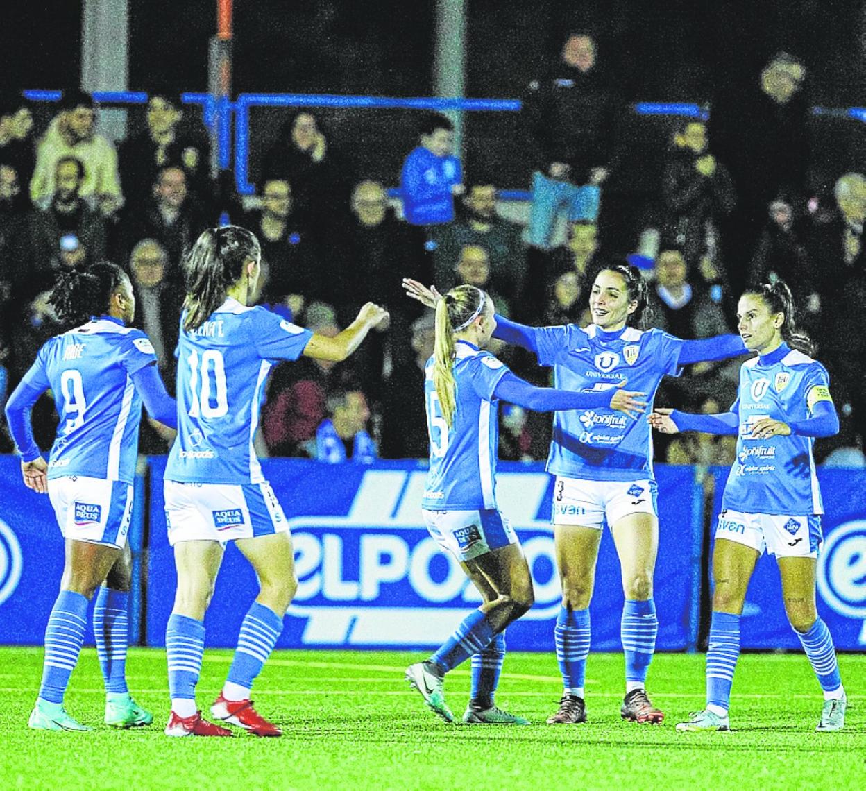 Las jugadoras del Alhama celebran un tanto de Marina Martí. 