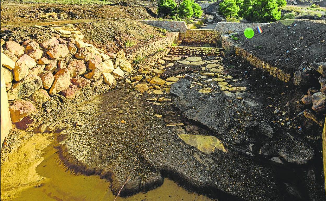 Diques construidos en una de las ramblas de la Sierra Minera que vierten al Mar Menor 