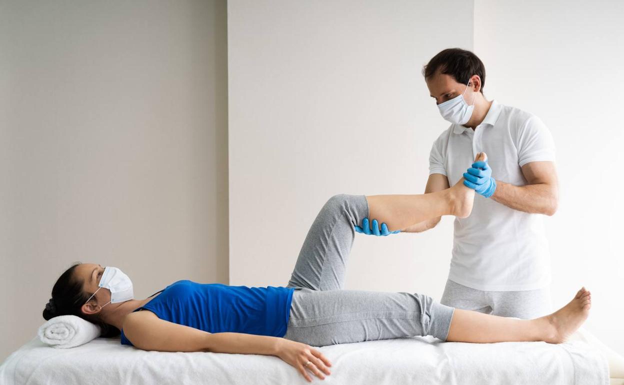 Un fisioterapeuta realiza ejercicios de rehabilitación a una paciente en una imagen de archivo. 