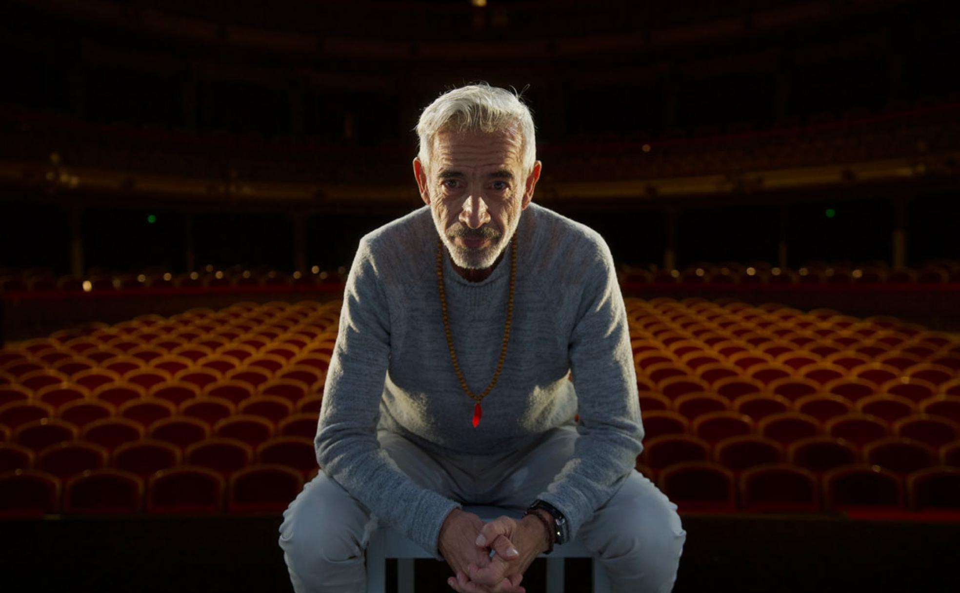 Imanol Arias posa anteel patio de butacas del Teatro Romea de Murcia.