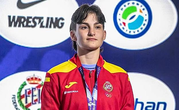La luchadora Carlota Prendes, con el bronce mundial de grappling logrado en Pontevedra. 