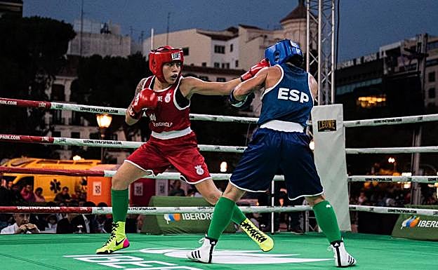 La boxeadora Nayara Arroyo da un golpe en la Copa Iberdrola conquistada en Madrid.