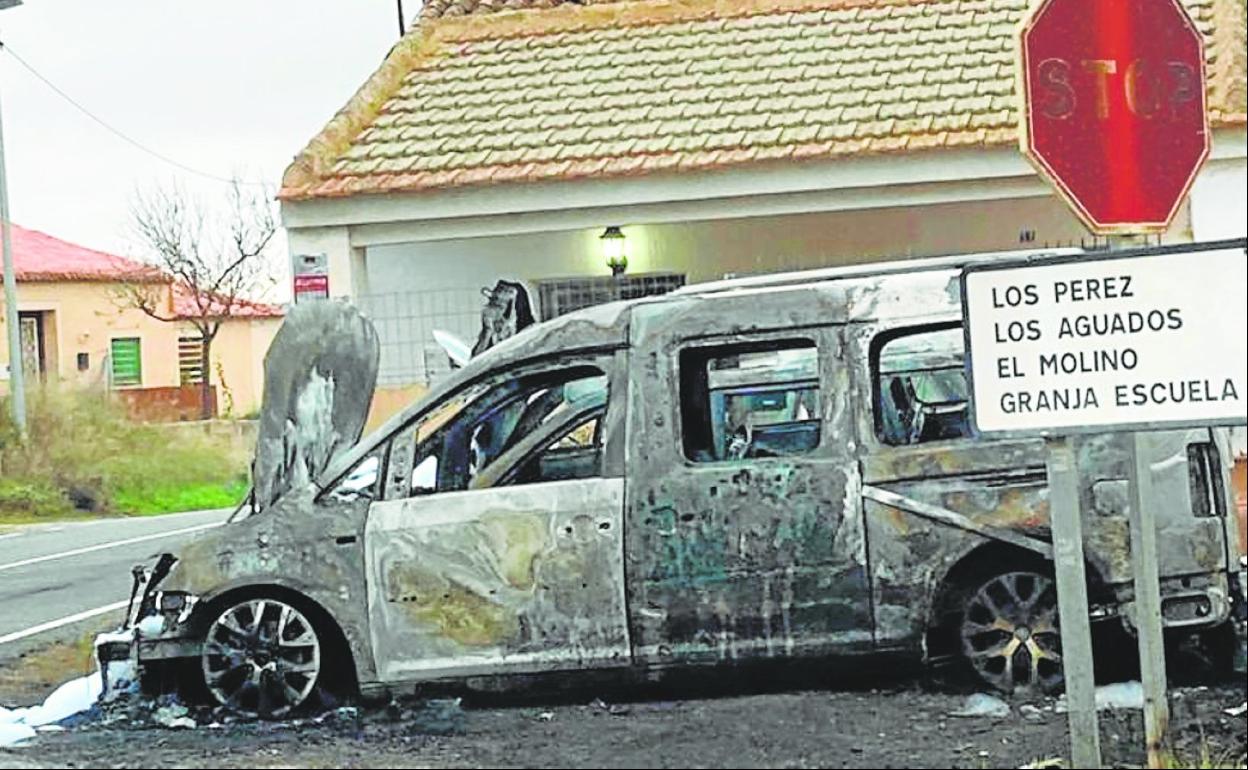Un coche calcinado en Campo Nubla, en el entorno del paraje de las Casas del Nene. 