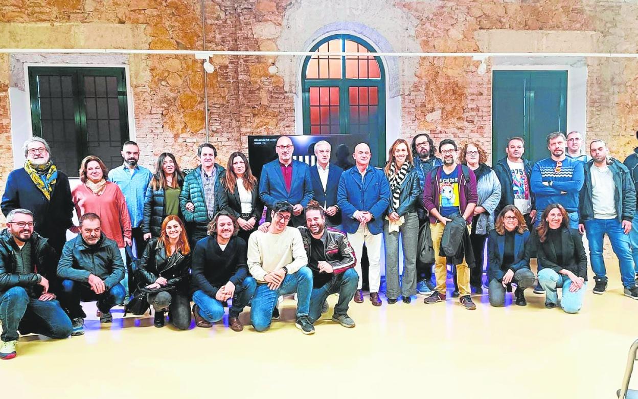 El concejal García Rex, ayer, junto a productores y desarrolladores audiovisuales y del videojuego. 