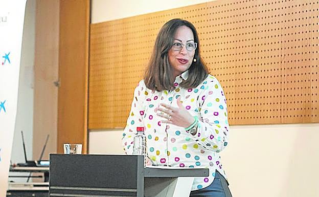 La trabajadora social Lucía Moscoso presentó el proyecto que impulsa la Asociación Murciana de Esclerosis Múltiple. 