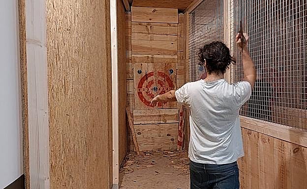 Un cliente tira una 'estrella ninja' en El Hachazo, este lunes.