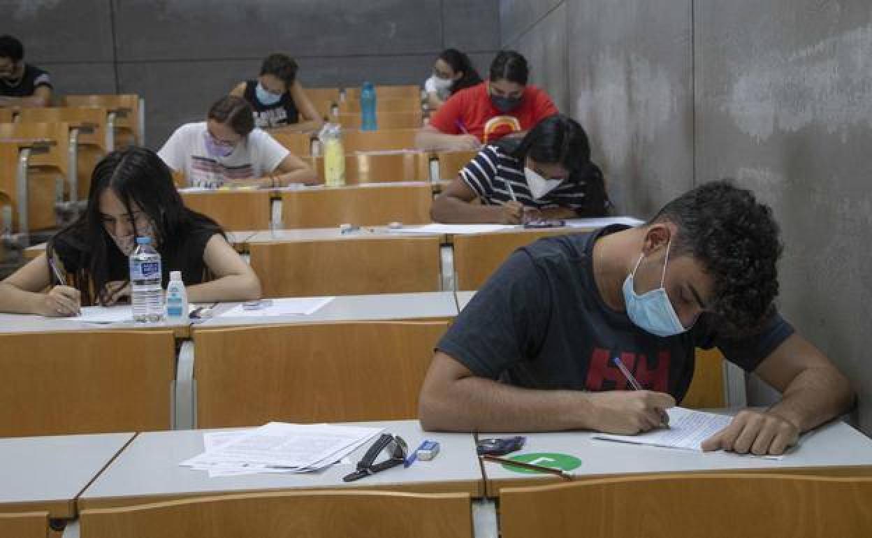 Un joven realiza un examen de la EBAU, en una imagen de archivo.