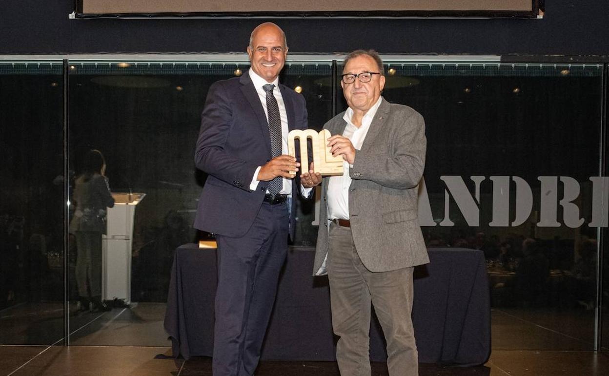 Juan Pedro Florido recibe el premio de manos de Carmel Mòdol, secretario de Alimentación del departamento de Acción Climática, Alimentación y Agenda Rural de la Generalitat de Catalunya.