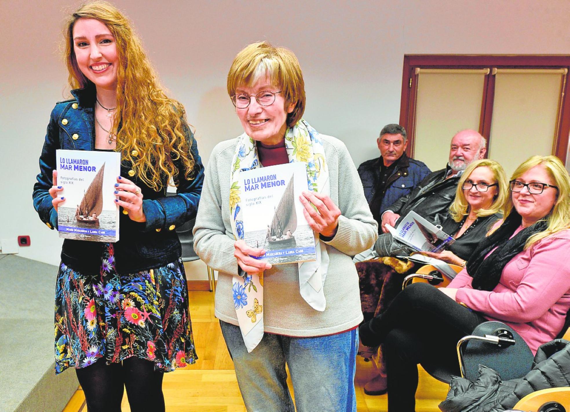 Trabajo conjunto.Laura Cano y María Manzanera presentaron ayer 'Lo llamaron Mar Menor' en el Centro Cultural Las Claras de la Fundación Cajamurcia. 