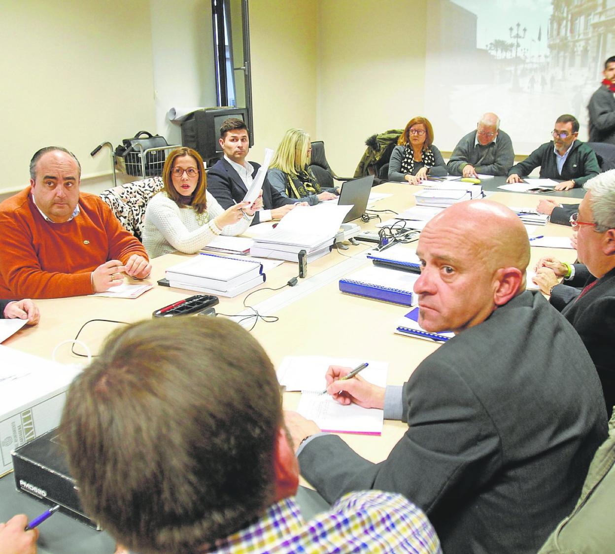 La Comisión del contrato del agua, en 2018. A la izquierda, Ana Belén Castejón y a la derecha, José López. 