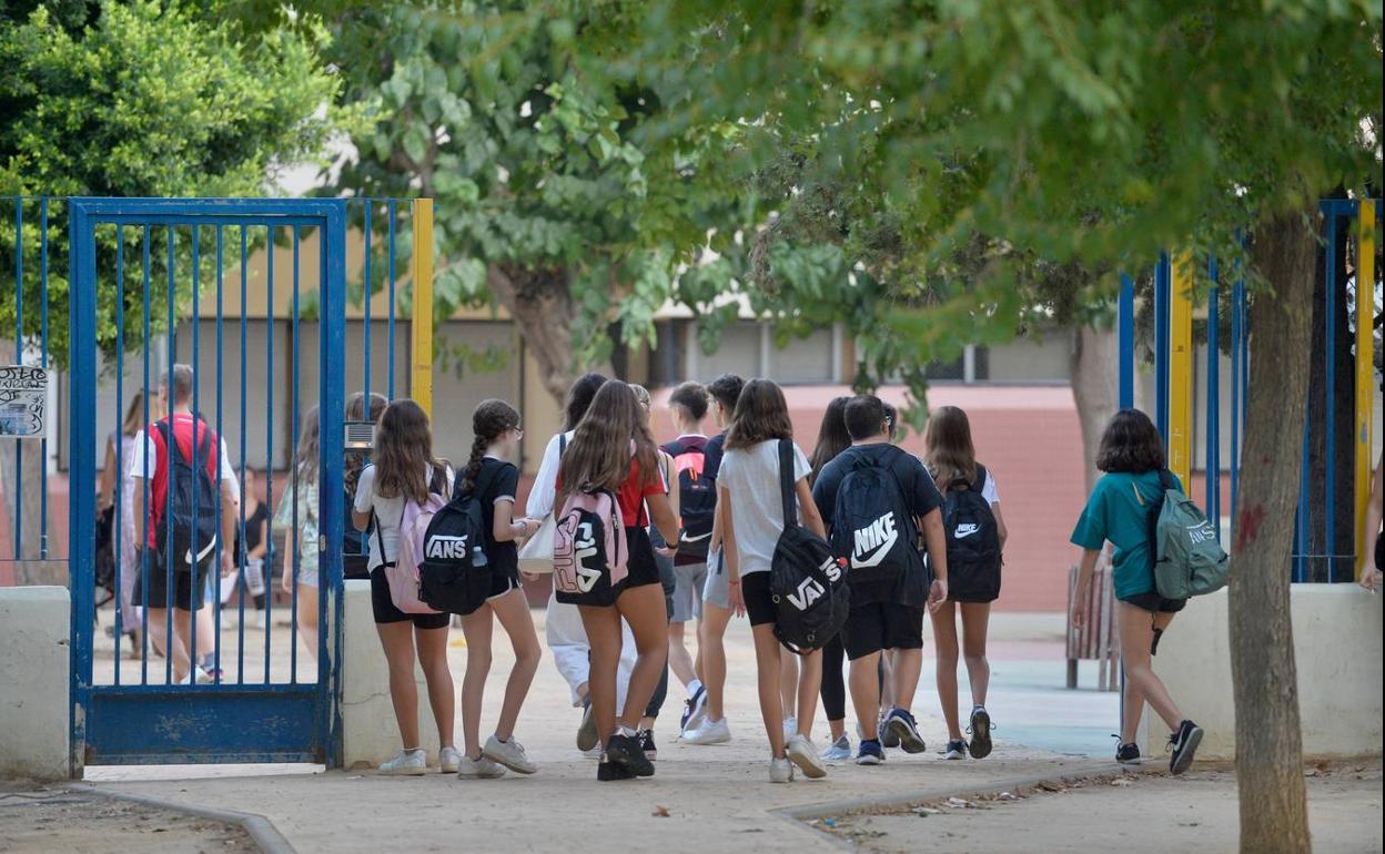 Alumnos entran a un instituto de Murcia en una imagen de archivo. 