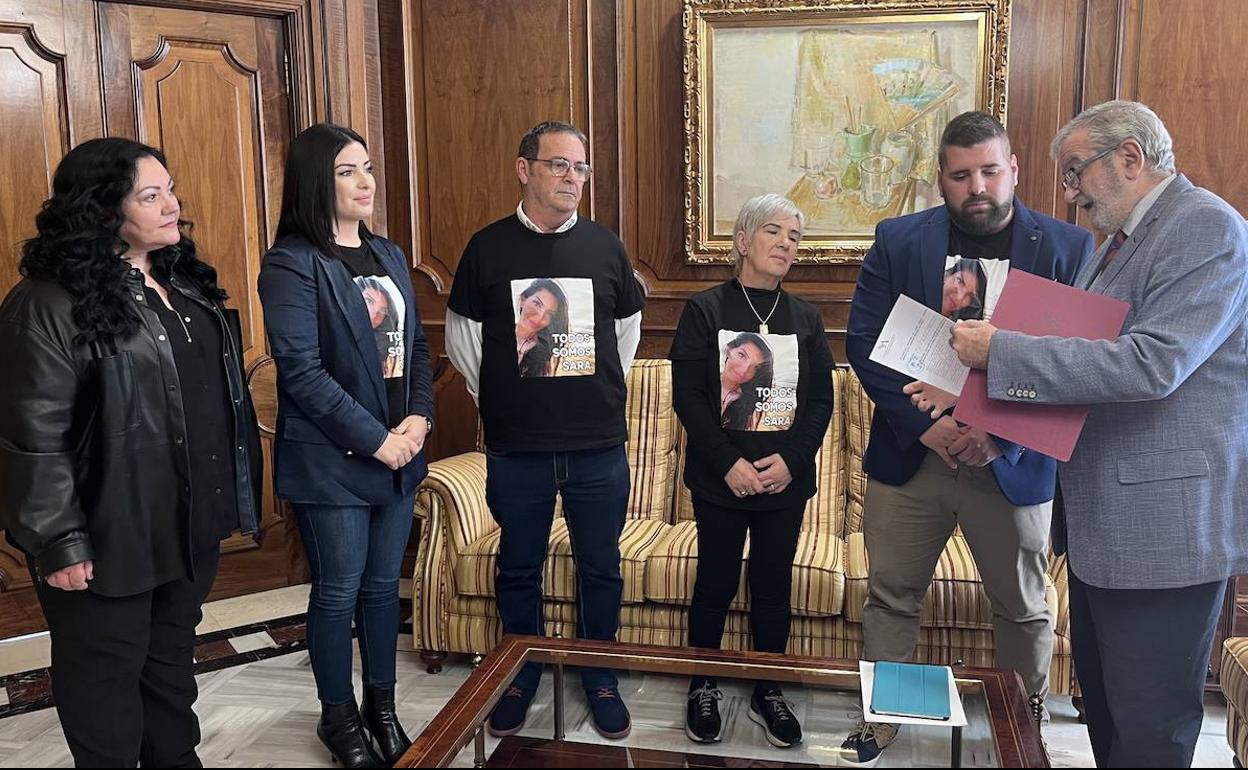Familiares de Sara Gómez mantienen un encuentro con el presidente de la Asamblea Regional, Alberto Castillo.