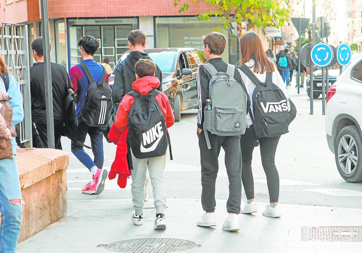 Alumnos del instituto Ramón Arcas, ayer, a la salida de clase. 