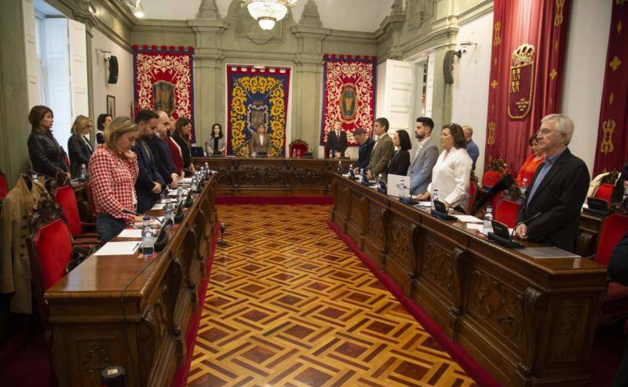 El Pleno del Ayuntamiento de Cartagena guarda un minuto de silencio en memoria de Juan Huertas, conductor del Consistorio fallecido ayer. 