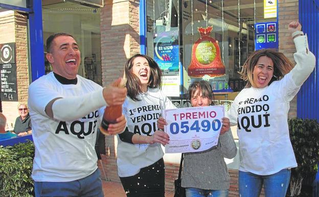 José Luis Carrasco descorcha una botella para festejar el primer premio.