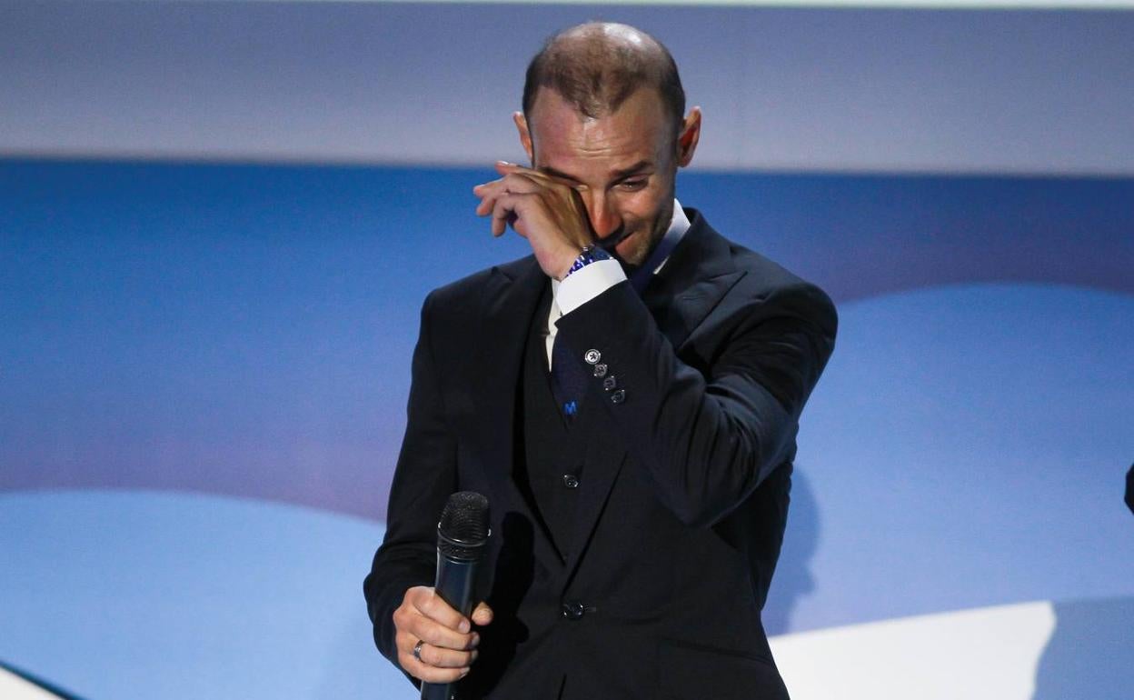 Alejandro Valverde llorando, ayer en un acto del Movistar en Madrid. 