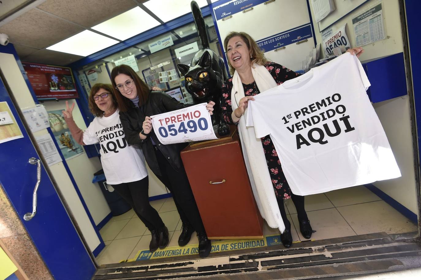 Fotos: Tres administraciones de la Región de Murcia reparten El Gordo