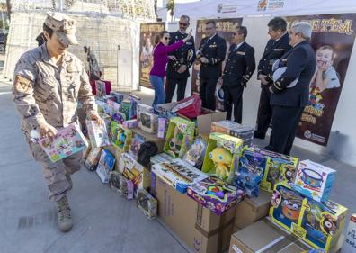 Imagen secundaria 1 - Empresas, organismos y ejércitos se vuelcan en la recogida de juguetes en Cartagena
