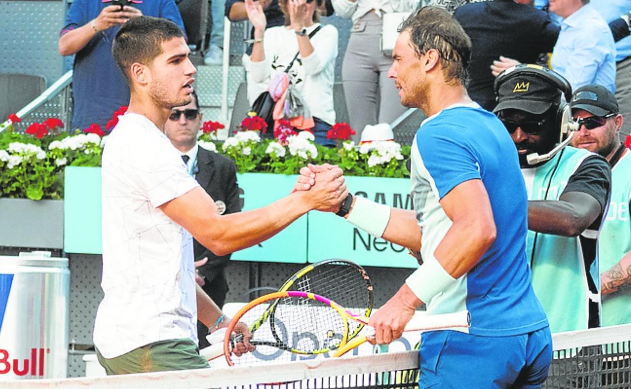 Alcaraz y Nadal se saludan tras el partido de cuartos que ganó el murciano al balear en el Mutua Madrid Open, en mayo. 