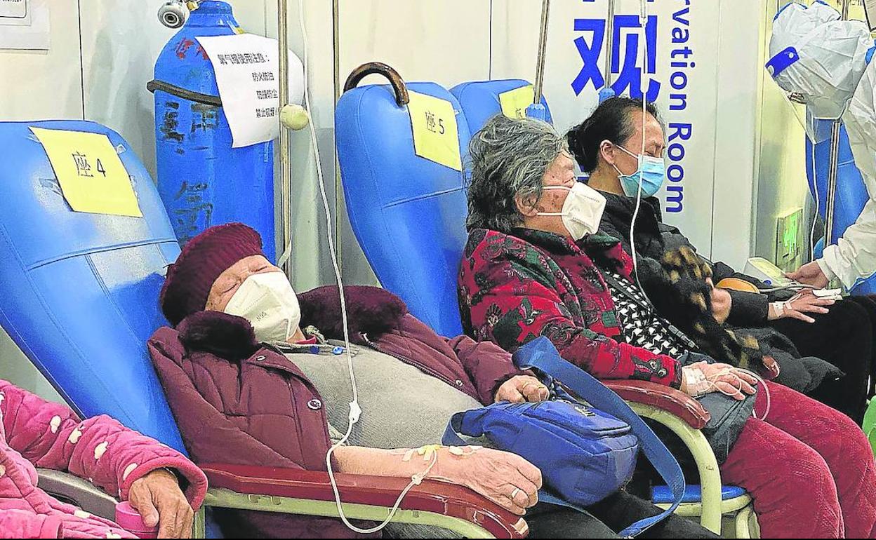 El hospital universitario de Chongqing, como la mayoría de los centros sanitarios de China, sufre un colapso de pacientes debido al creciente número de positivos por covid. 