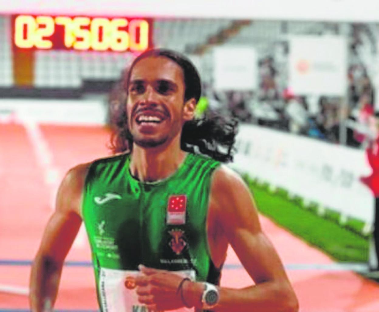 El muleño Katir entra primero en la meta de la San Silvestre Vallecana del año pasado. 