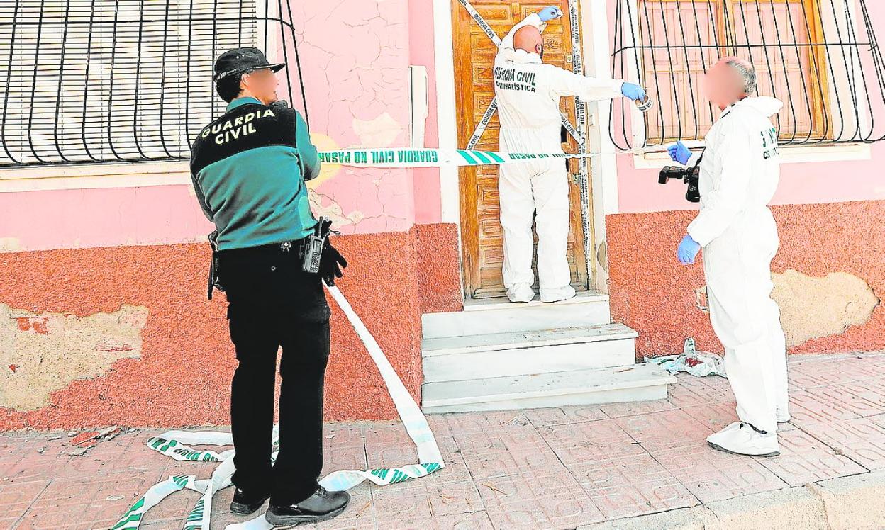 Agentes de Criminalística de la Guardia Civil precintan la casa donde ocurrió el crimen, en Yéchar. 
