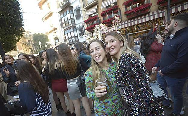 Dos chicas disfrutando del tardeo en la plaza de las Flores de Murcia este sábado. 