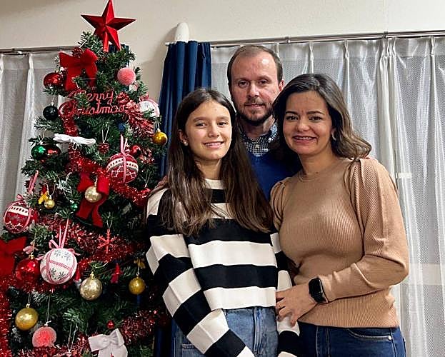 Juan Francisco Fuentes, con su mujer, Patricia, y su hija, Sofía, en su casa de Nagoya.