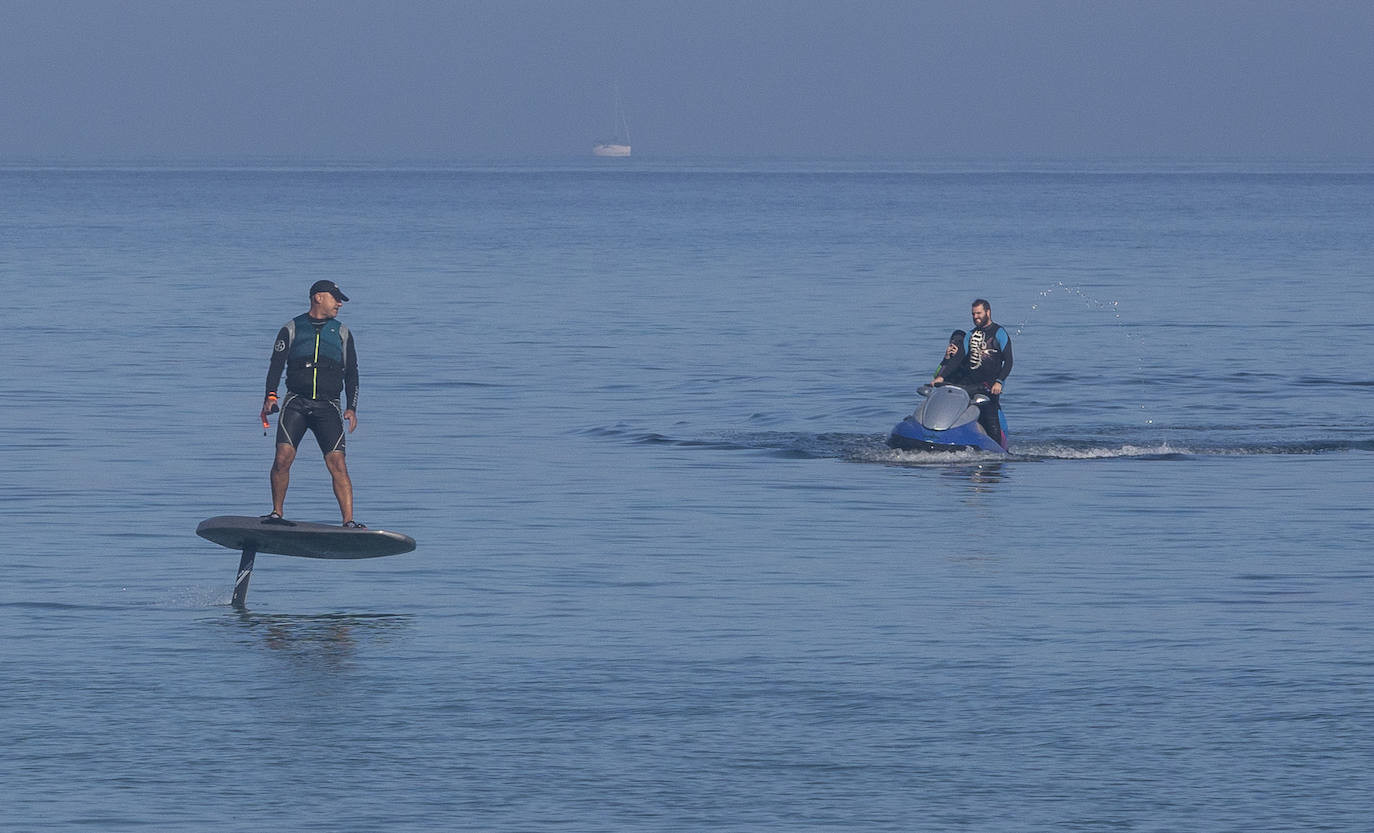 Fotos: Las altas temperaturas del 25 de diciembre llenan los restaurantes y las playas de La Manga