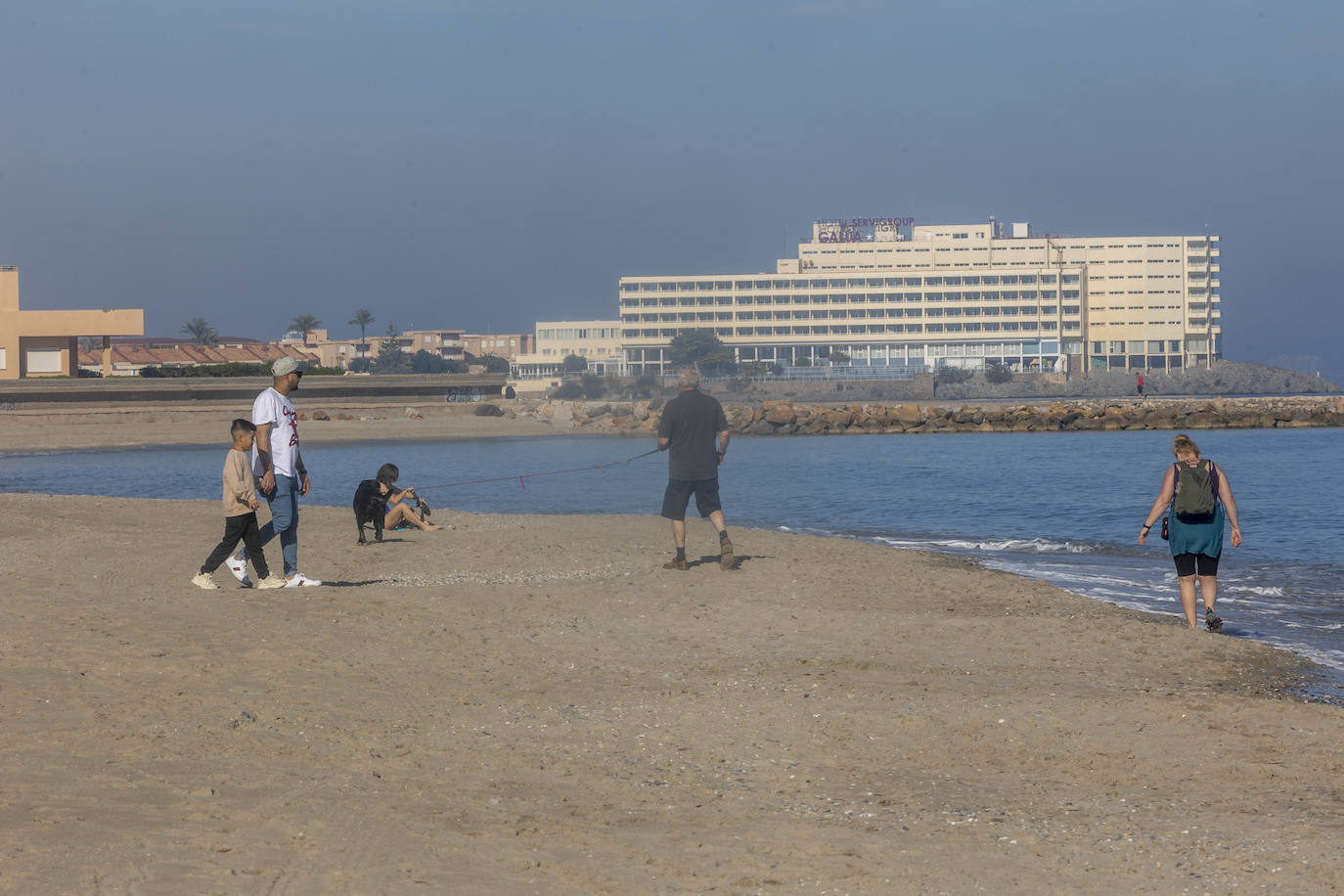 Fotos: Las altas temperaturas del 25 de diciembre llenan los restaurantes y las playas de La Manga
