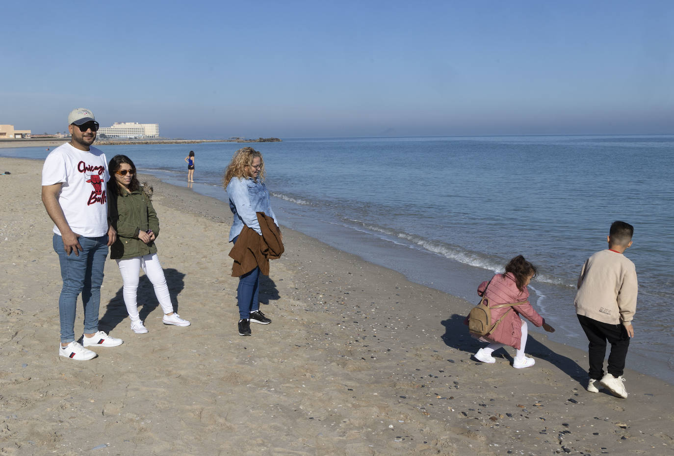 Fotos: Las altas temperaturas del 25 de diciembre llenan los restaurantes y las playas de La Manga