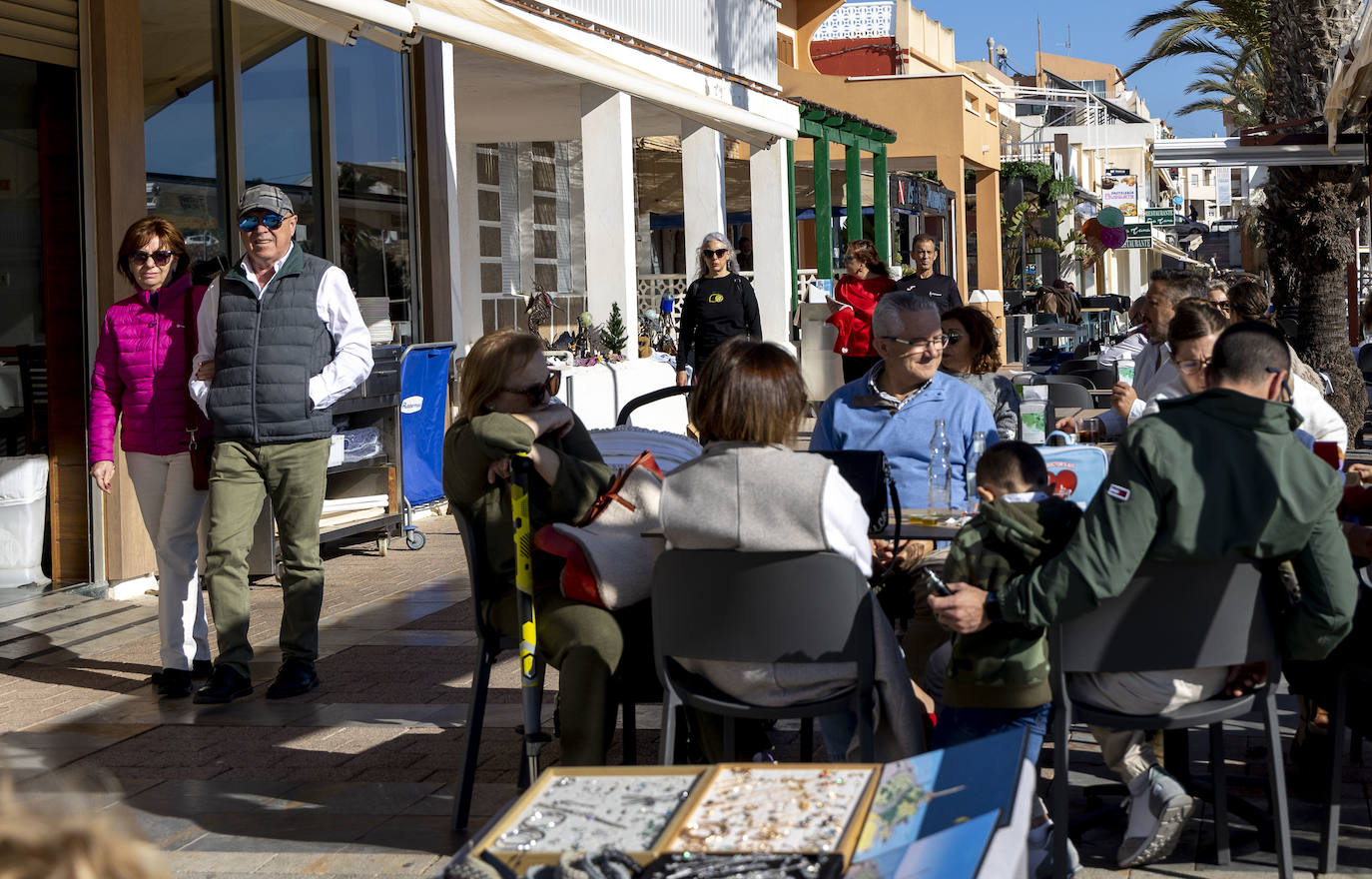 Fotos: Las altas temperaturas del 25 de diciembre llenan los restaurantes y las playas de La Manga
