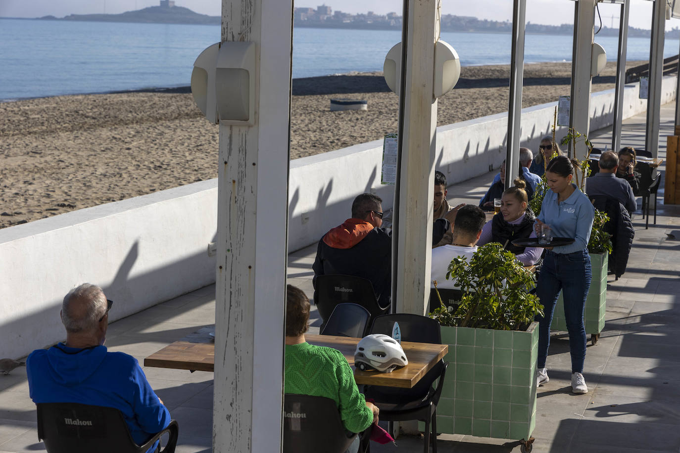 Fotos: Las altas temperaturas del 25 de diciembre llenan los restaurantes y las playas de La Manga