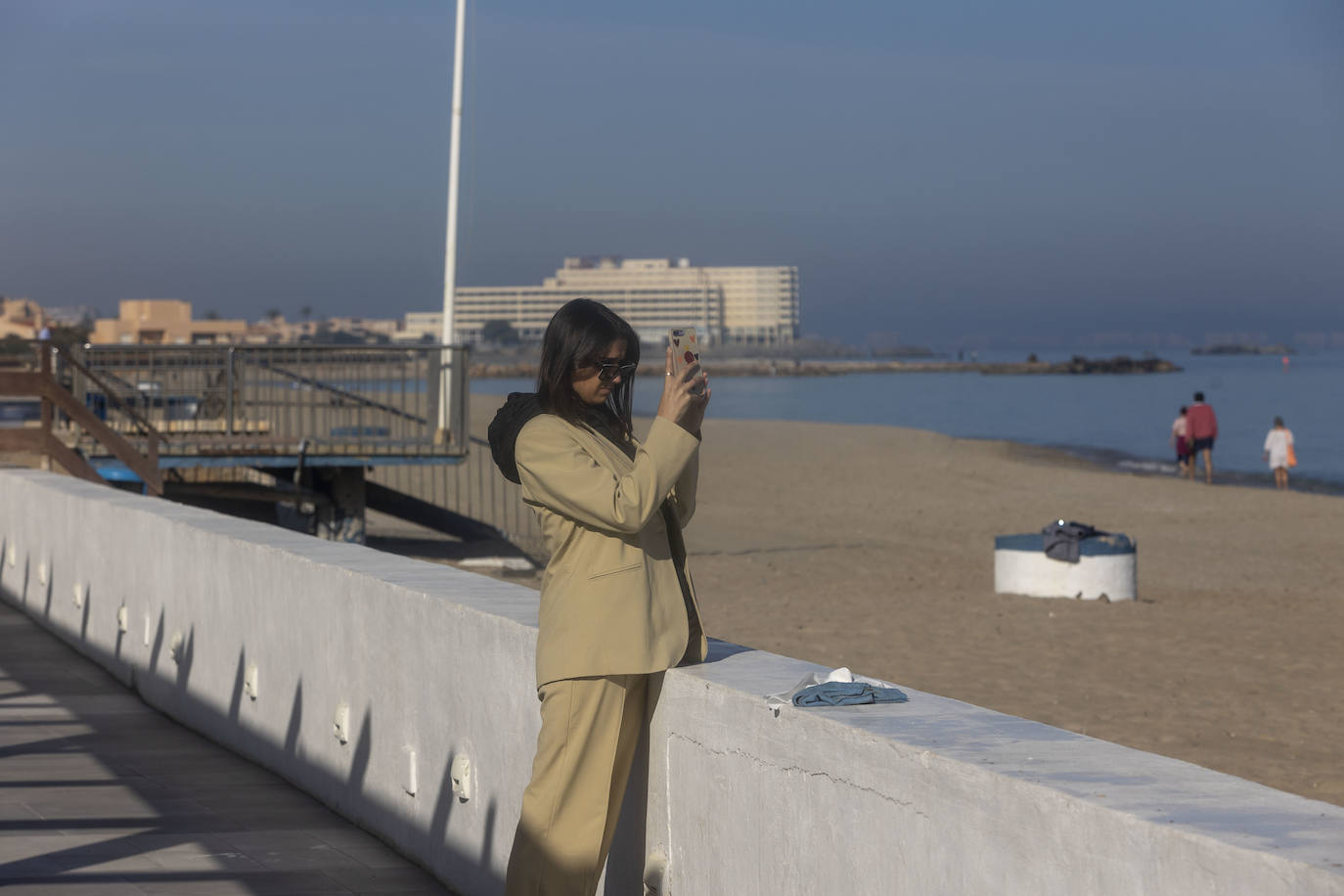 Fotos: Las altas temperaturas del 25 de diciembre llenan los restaurantes y las playas de La Manga