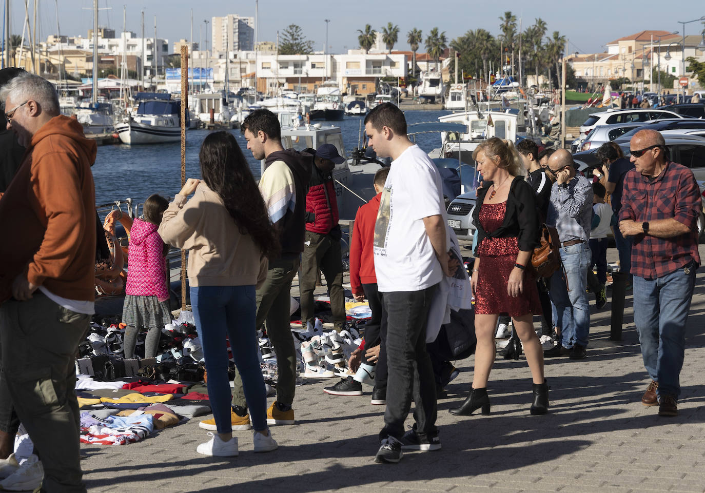 Fotos: Las altas temperaturas del 25 de diciembre llenan los restaurantes y las playas de La Manga