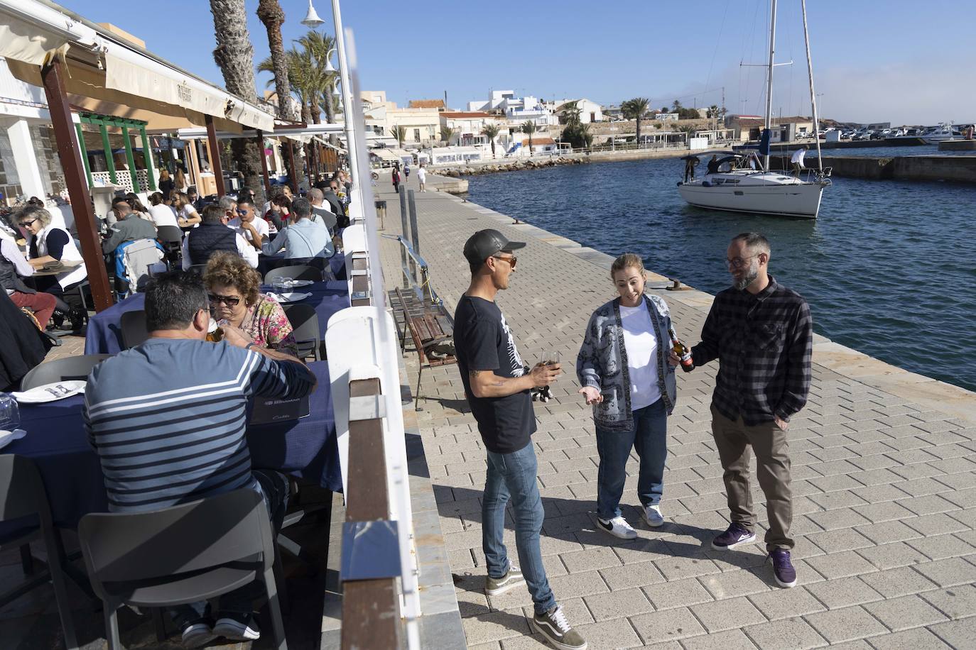 Fotos: Las altas temperaturas del 25 de diciembre llenan los restaurantes y las playas de La Manga