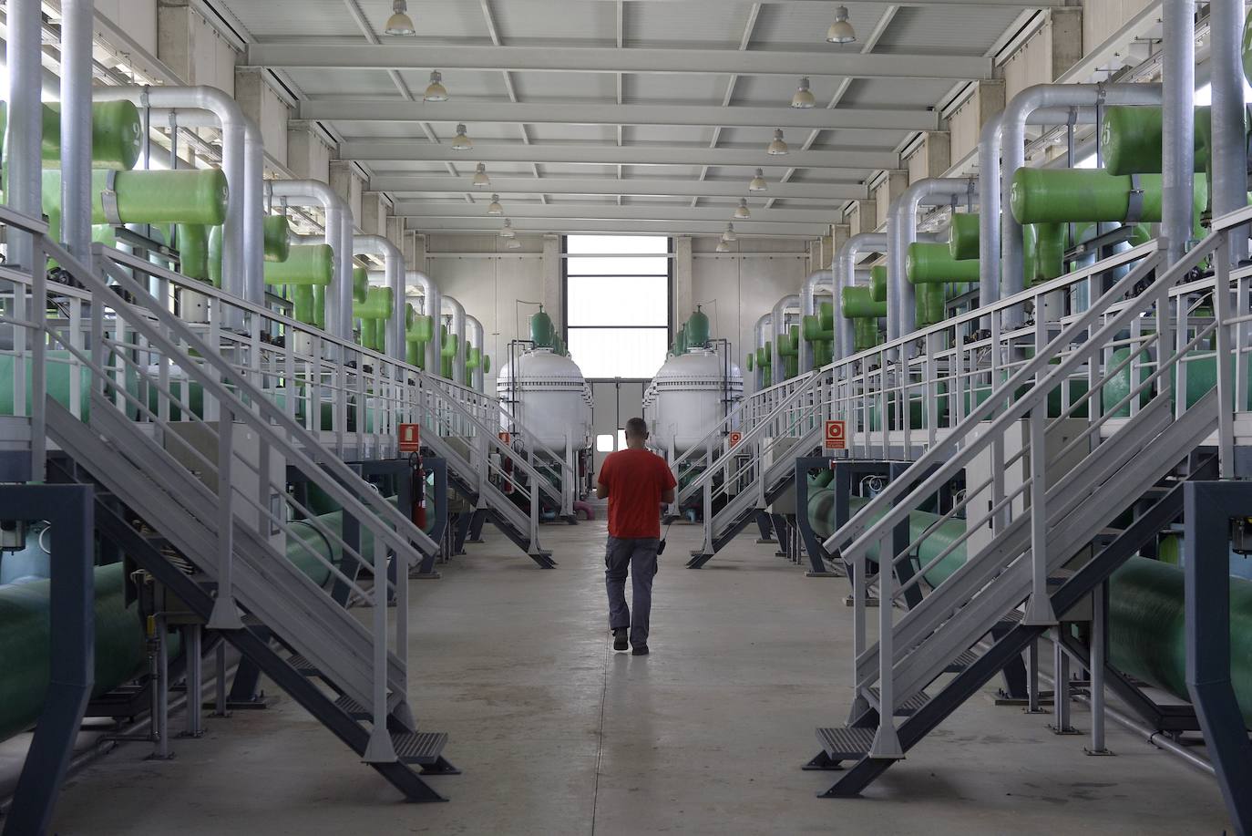 Un técnico supervisa las instalaciones de la desaladora de Torrevieja.
