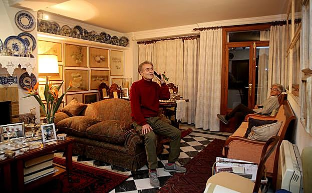 Pedro Cano, este martes, al teléfono en su casa de Blanca, con su hermano Jesús.