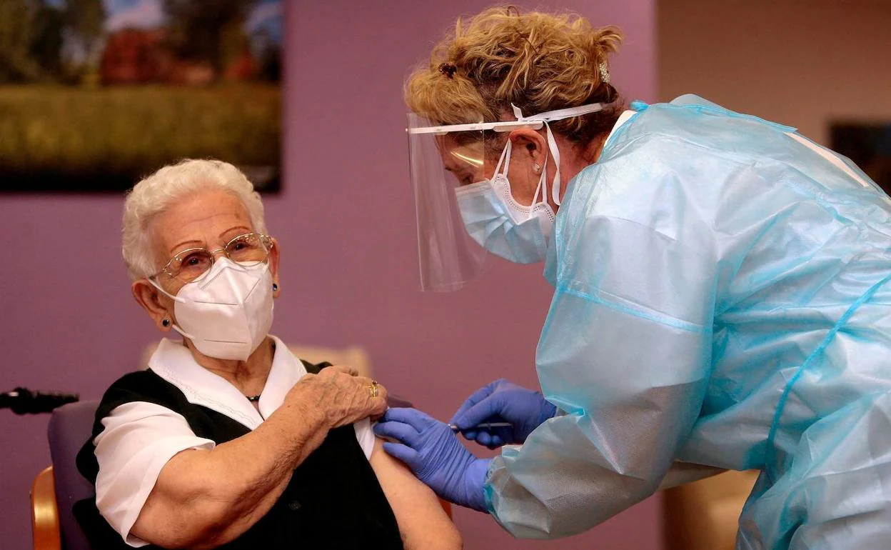 Araceli Hidalgo recibe la primera dosis de la vacuna, el 27 de diciembre de 2020.